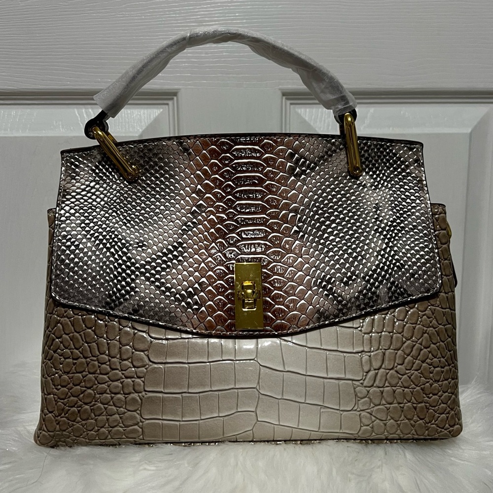 💗 *NEW* Elegant Crocodile Pattern Handbag - Brown and Silver